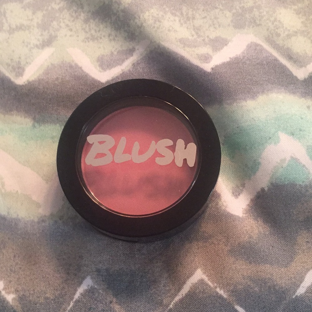 Model Co blush in Cosmopolitan 01